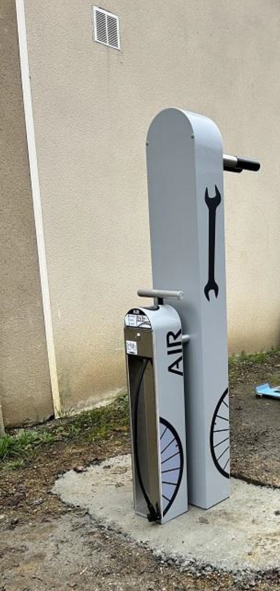 Halte de repos vélo de la salle des fêtes de Poudenas