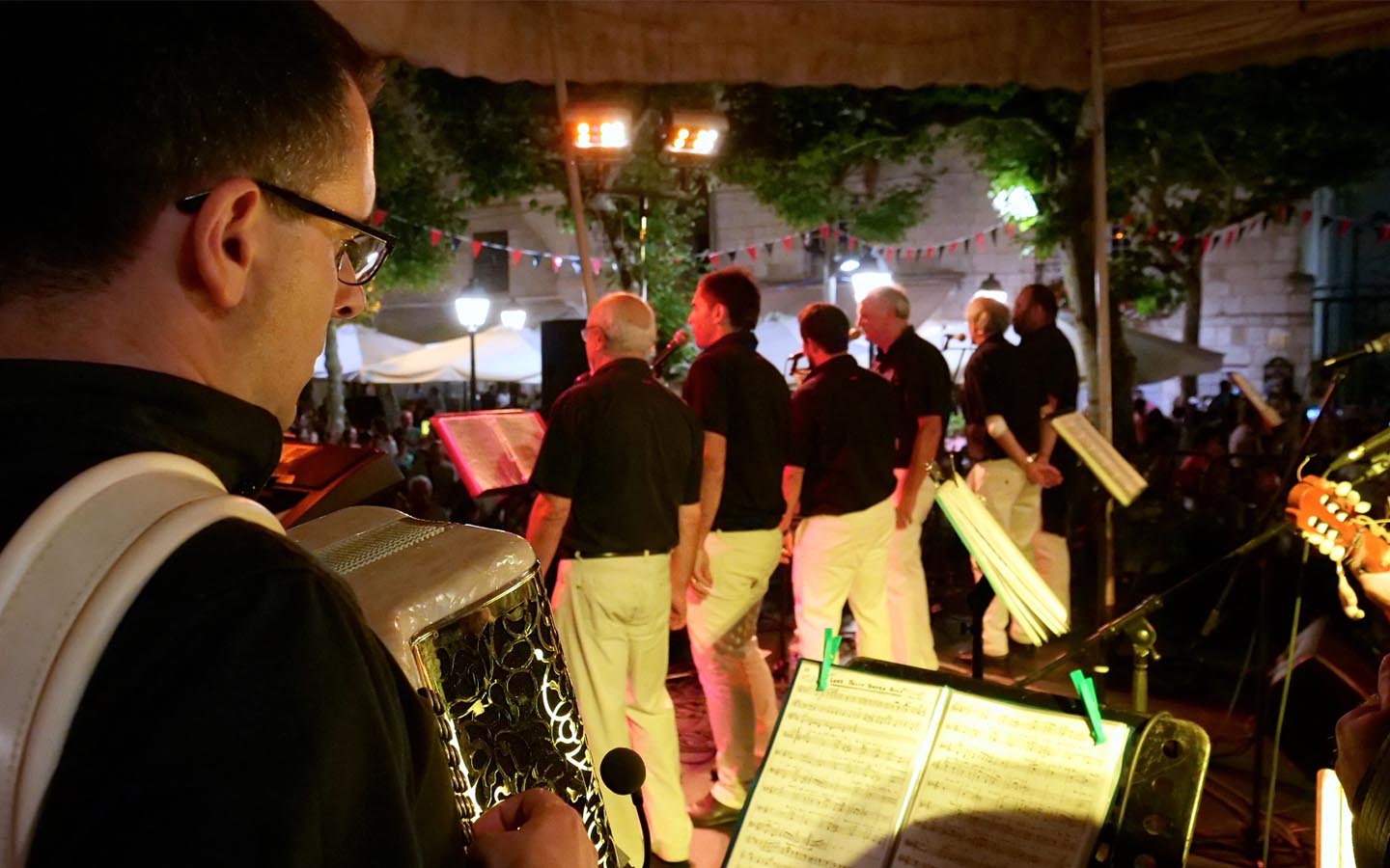 Concert d'Alaiak (choeur d'hommes basque) - Toro de Fuego et bataille de confettis