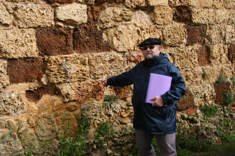 Alain, les bains montois au fil des ruelles anciennes