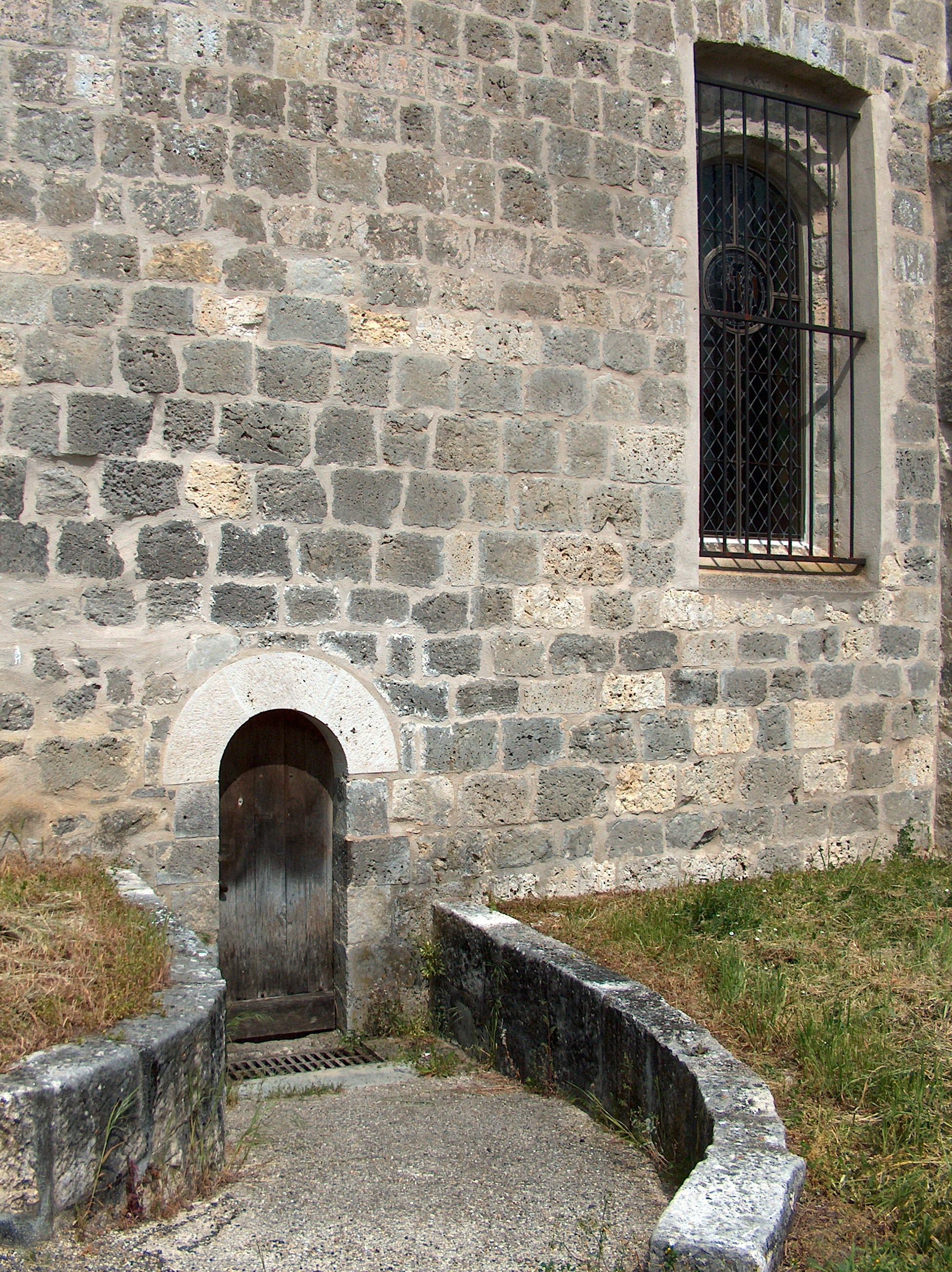 Village d'Ambrus, Ambrus
