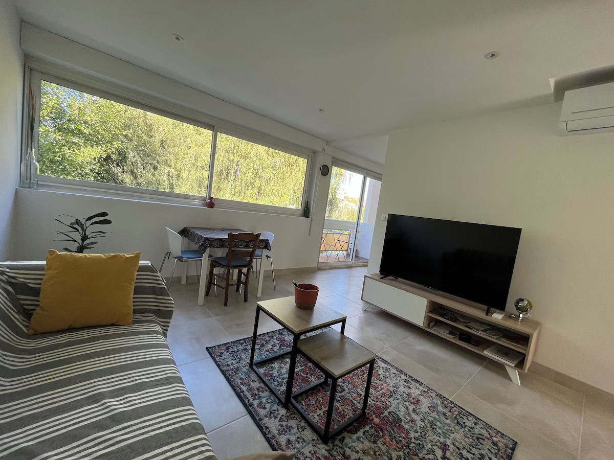 Balcon sur la Rivière Face à la Vieille Ville