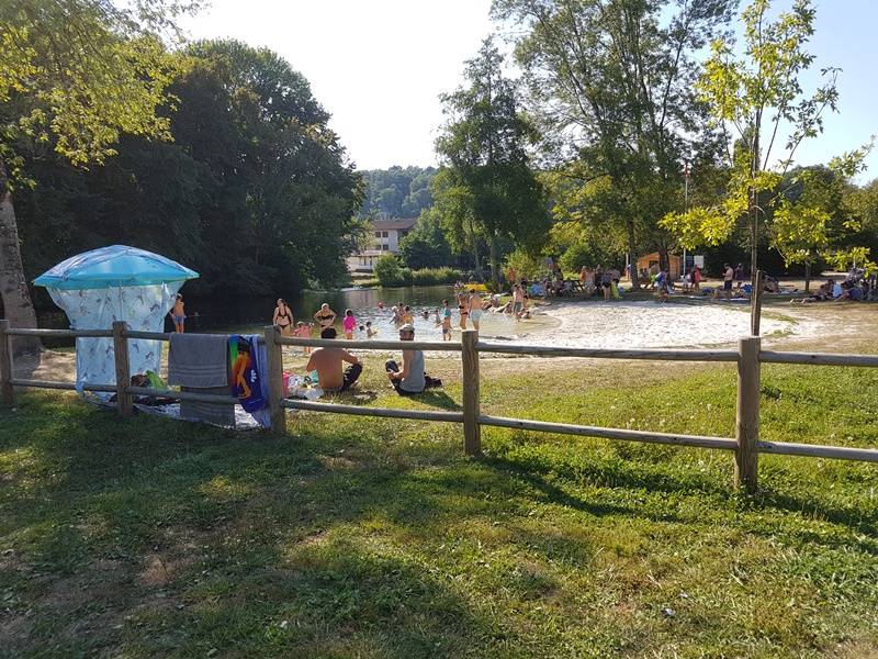 Plage surveillée dans la rivière Dronne, Brantôme en Périgord