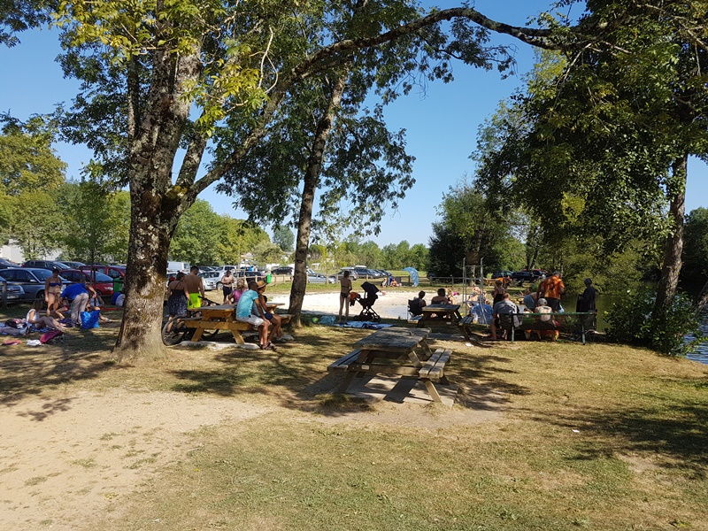 Plage surveillée dans la rivière Dronne, Brantôme en Périgord - photo 2