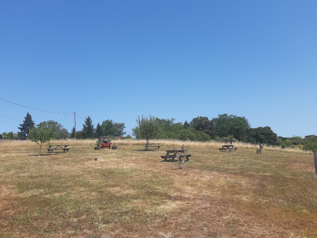Aire de pique nique à Baneuil — Services pratiques à Dordogne