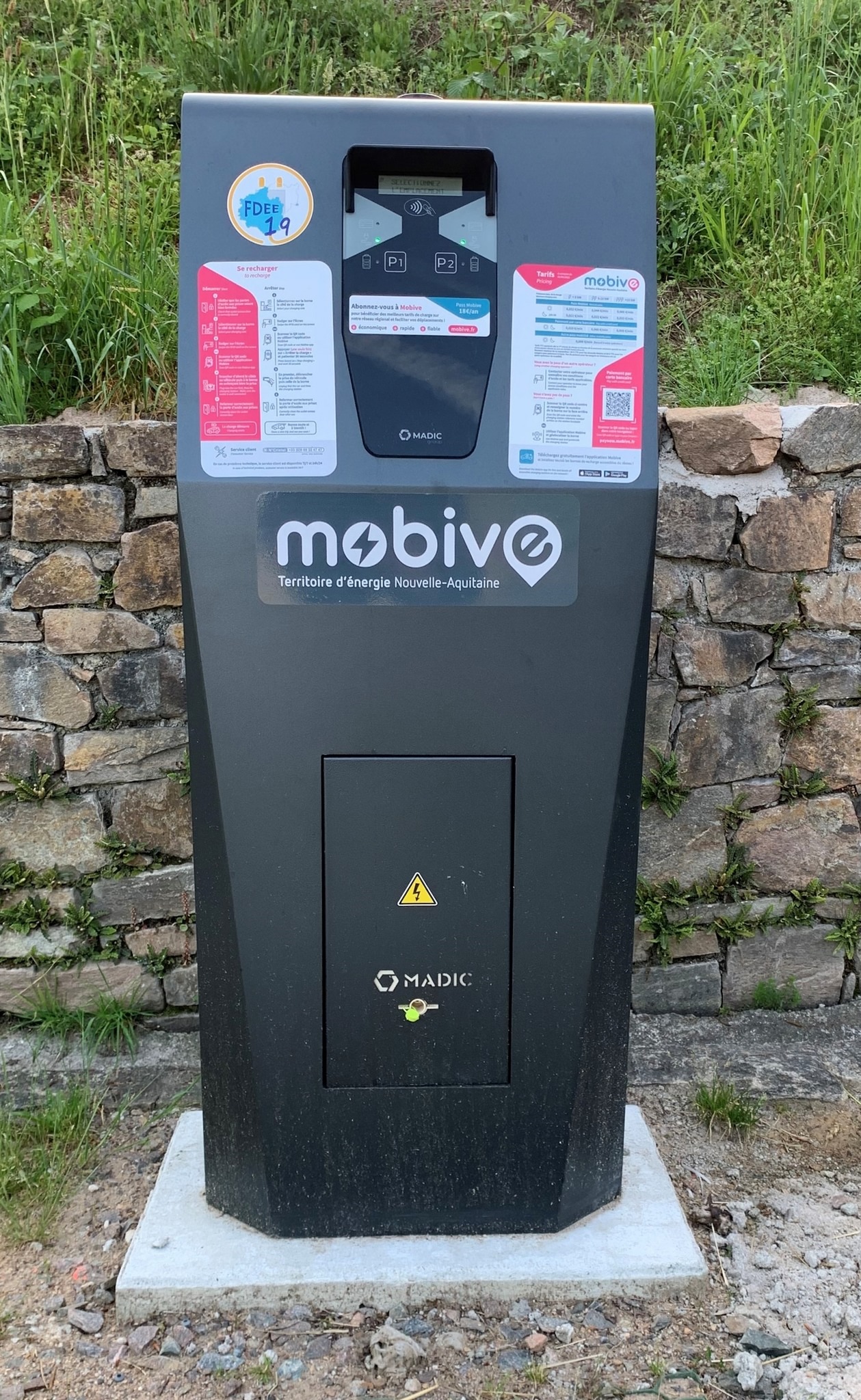 Borne de Recharge pour Véhicules Électriques / AUBAZINE - Route de Vergonzac