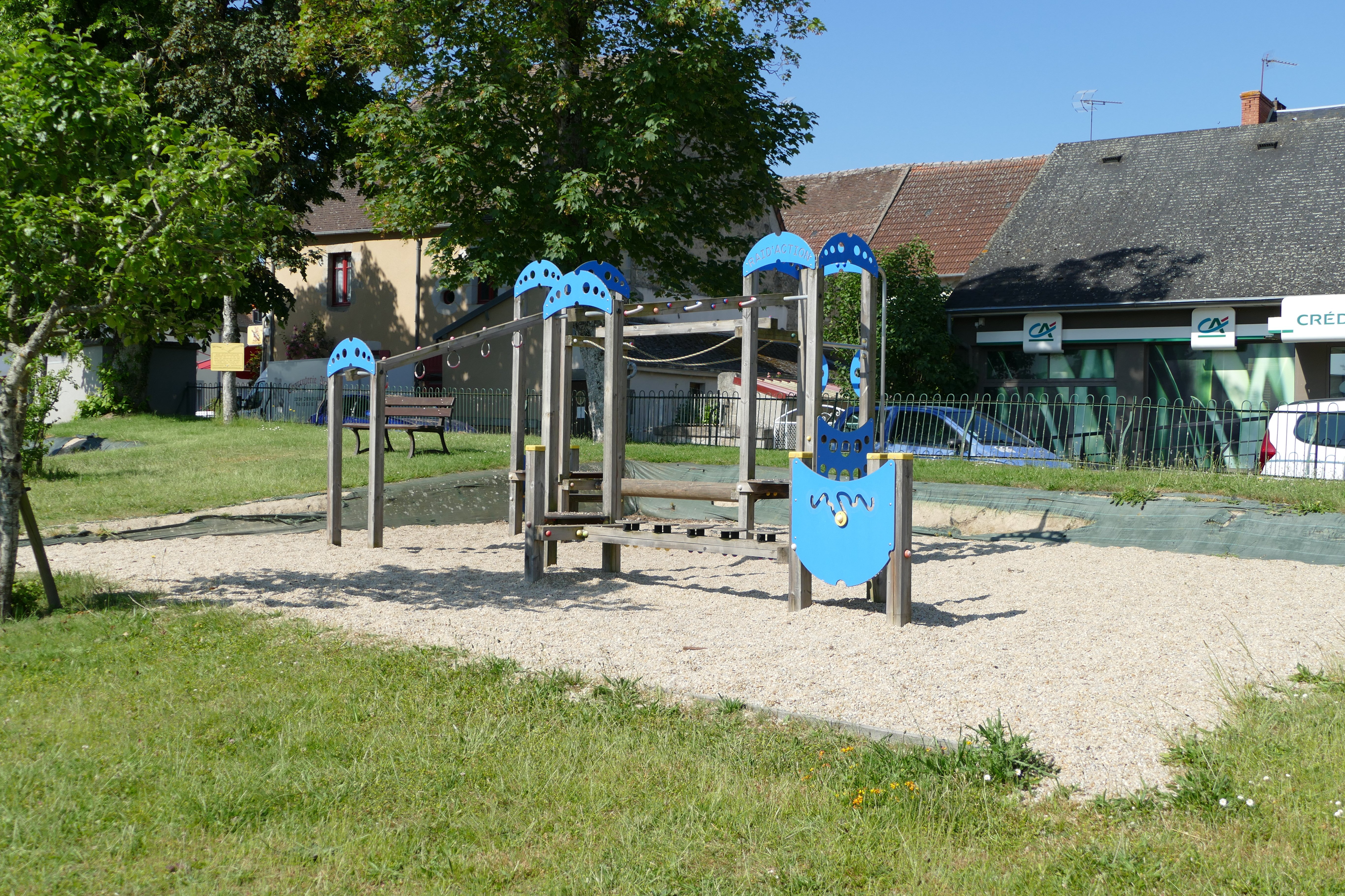 Chénérailles (Place du Champ de Foire) : Aire de jeux et toilettes publiques, Chénérailles - photo 3