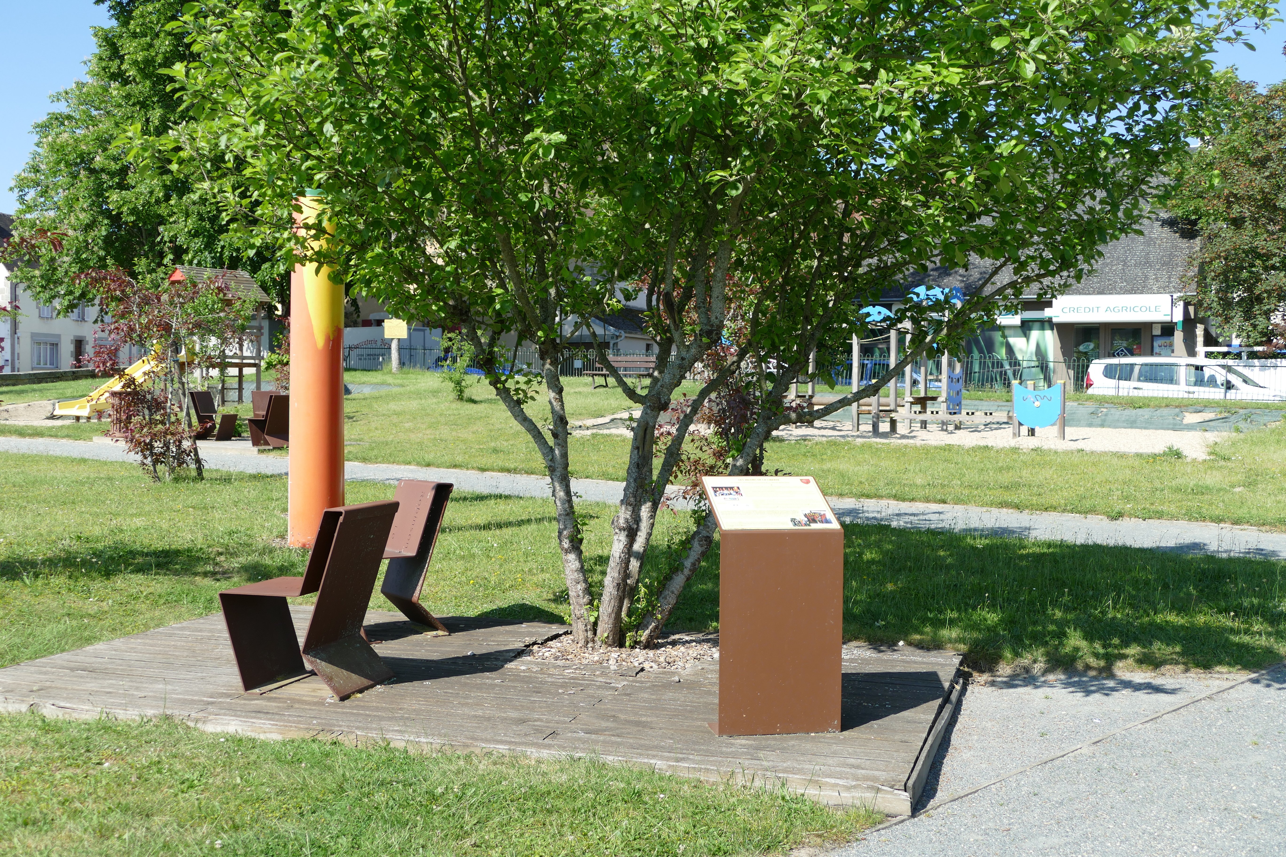 Chénérailles (Place du Champ de Foire) : Aire de jeux et toilettes publiques