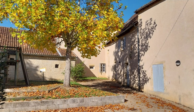 Hébergements Château - Annexe château - École, Varaignes - photo 2