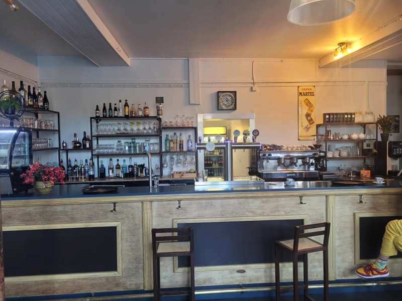 Café Le Commerce "Chez Les filles"