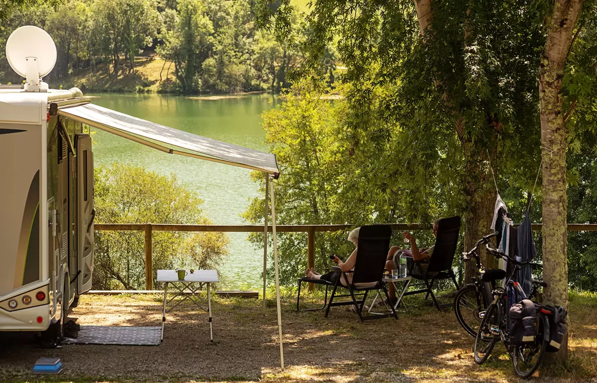 Aire accueil camping cars au Camping du Lac du Causse