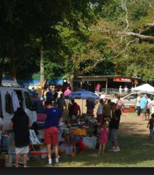 Vide-greniers durant la Fête du Grand chêne, Auriac-sur-Dropt