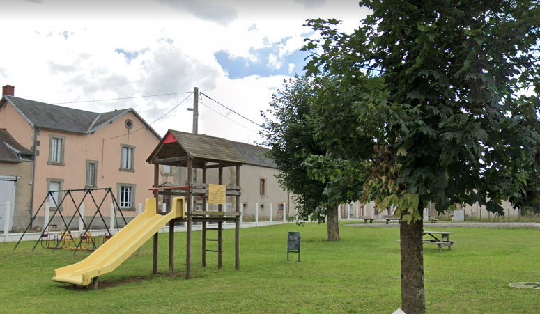 Fontanières (Bourg) : aire de pique-nique et de jeux