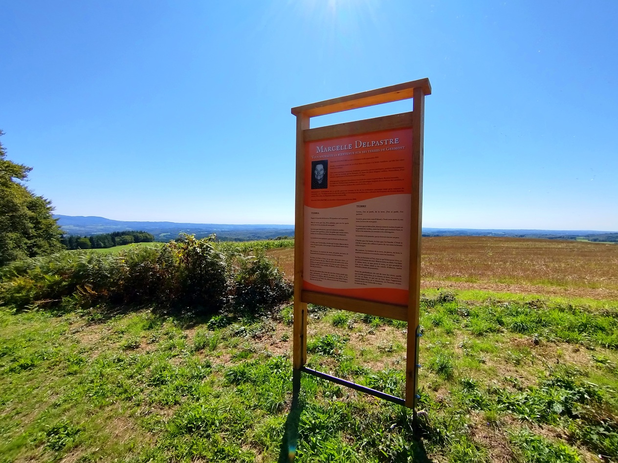 Puy des Fayes et stèle Marcelle Delpastre, Chamberet