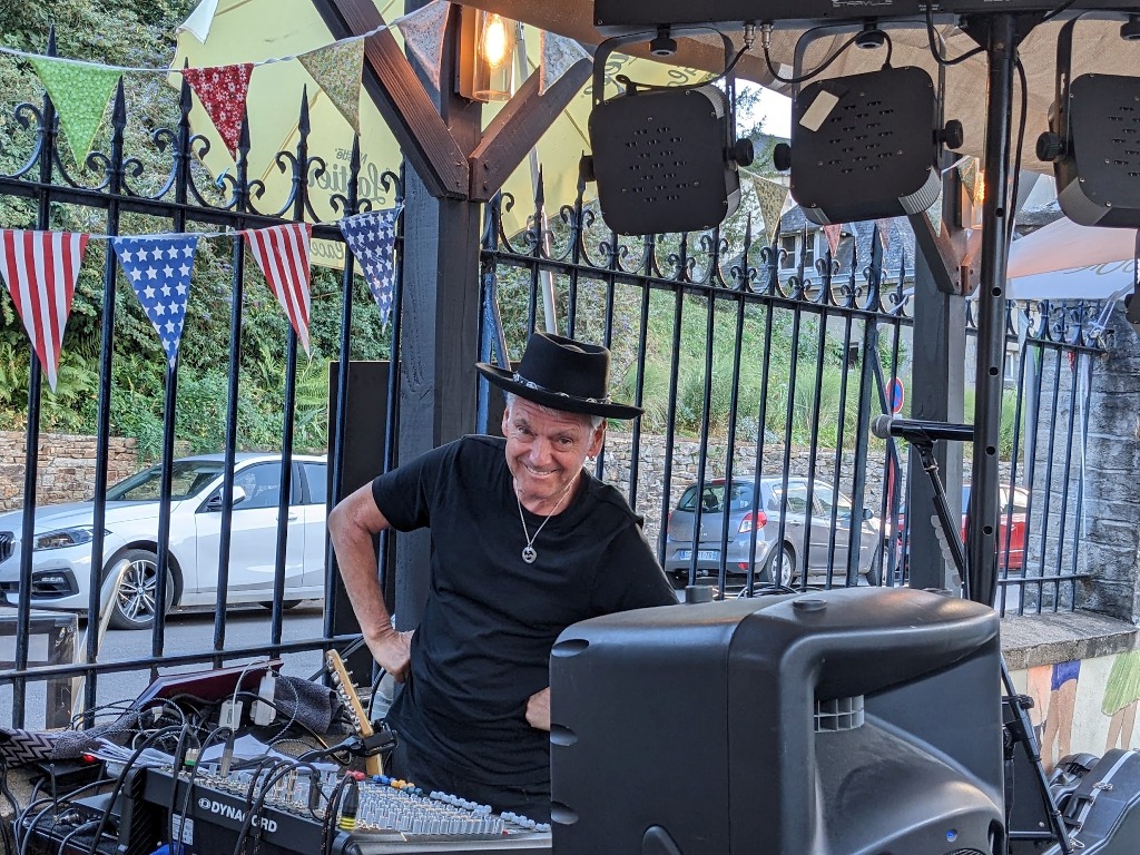 Les Franglais by Château de Gâteaux : Friday night is music night - Chris Kern
