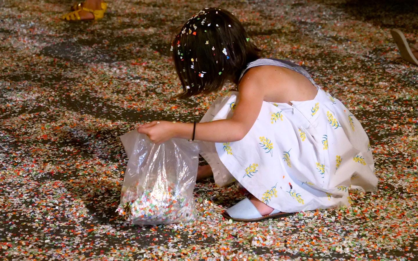 Bal avec Begi Beltz, toro et fuego et bataille de confettis