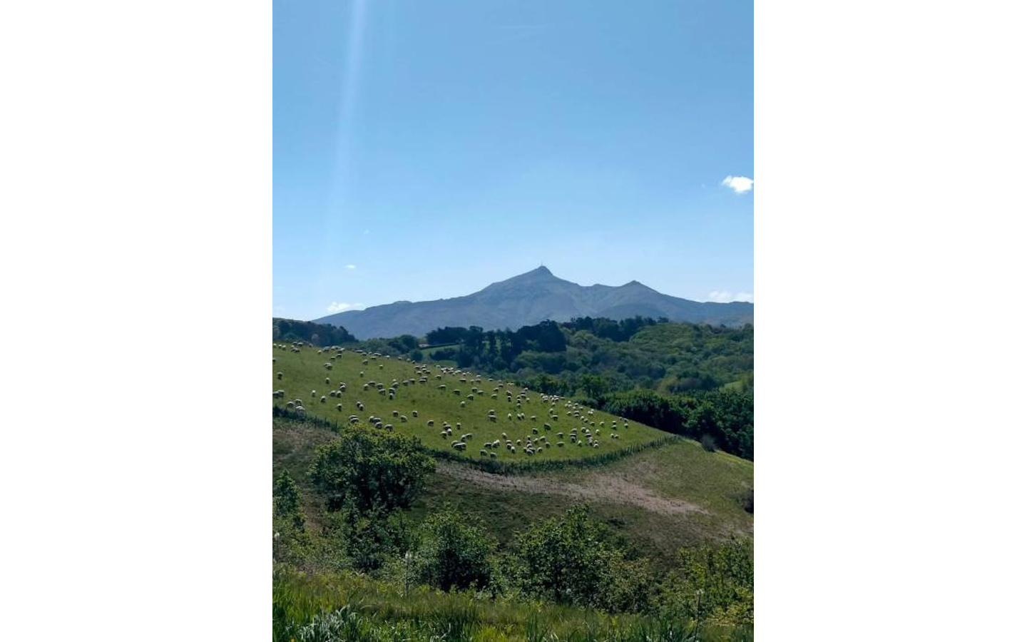 A la découverte de la Corniche basque, Espace Naturel Sensible à Urrugne: Paysages agricoles entre montagne et océan.