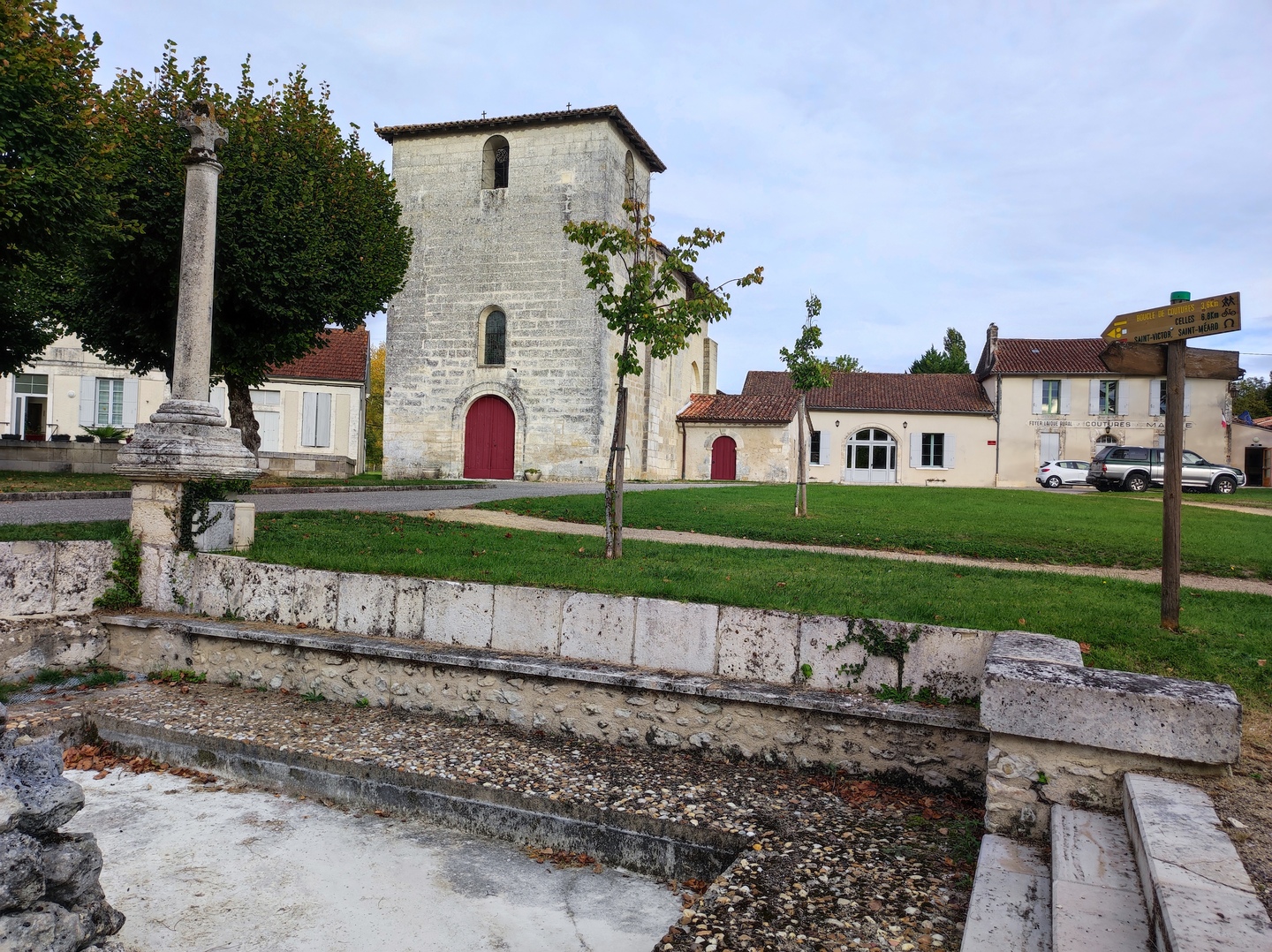 Arrêt sur Village - COUTURES - photo 2
