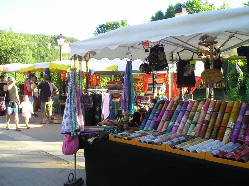 Marché artisanal en nocturne au Bugue