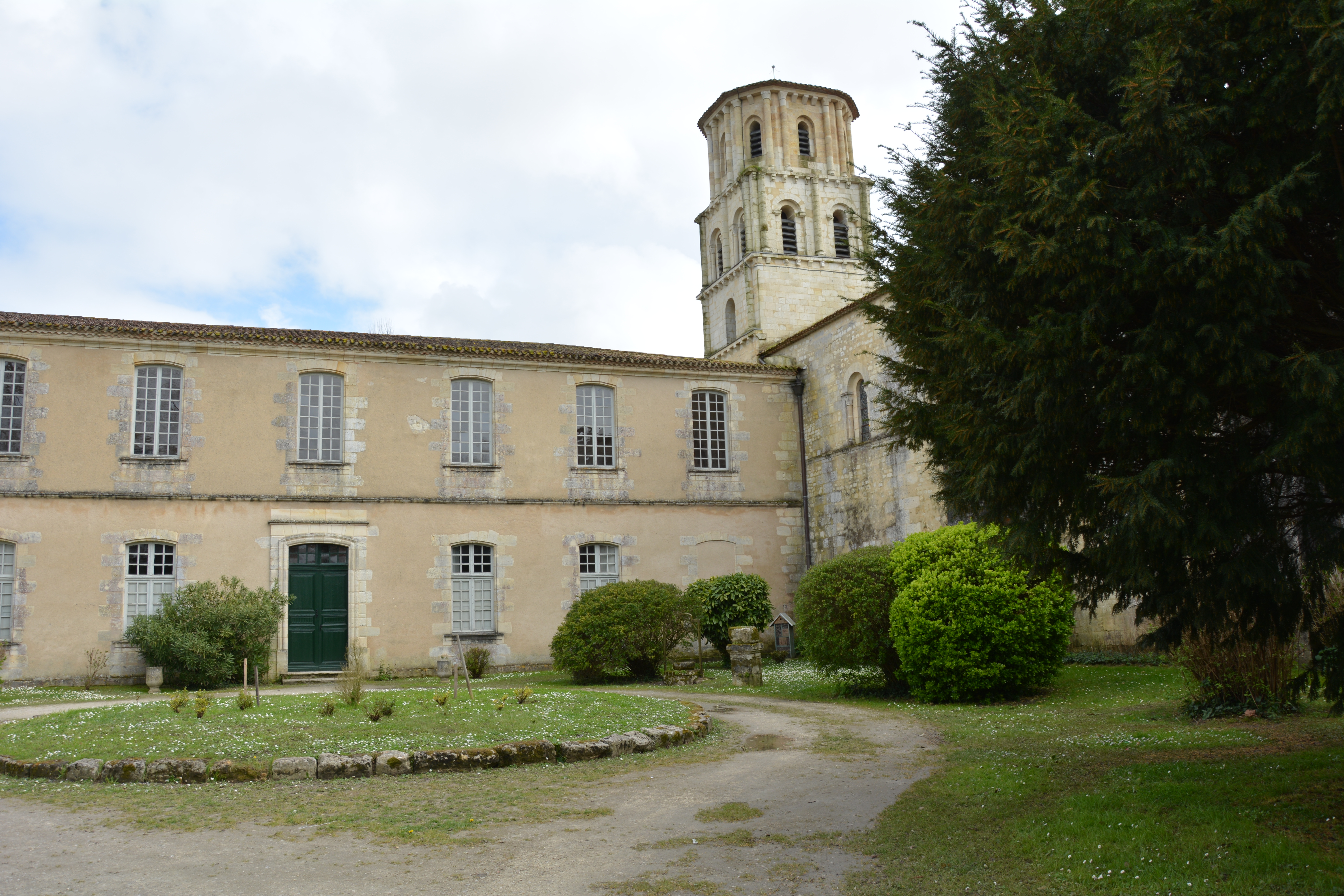 Le petit musée d'automates et abbaye de Vertheuil, Vertheuil