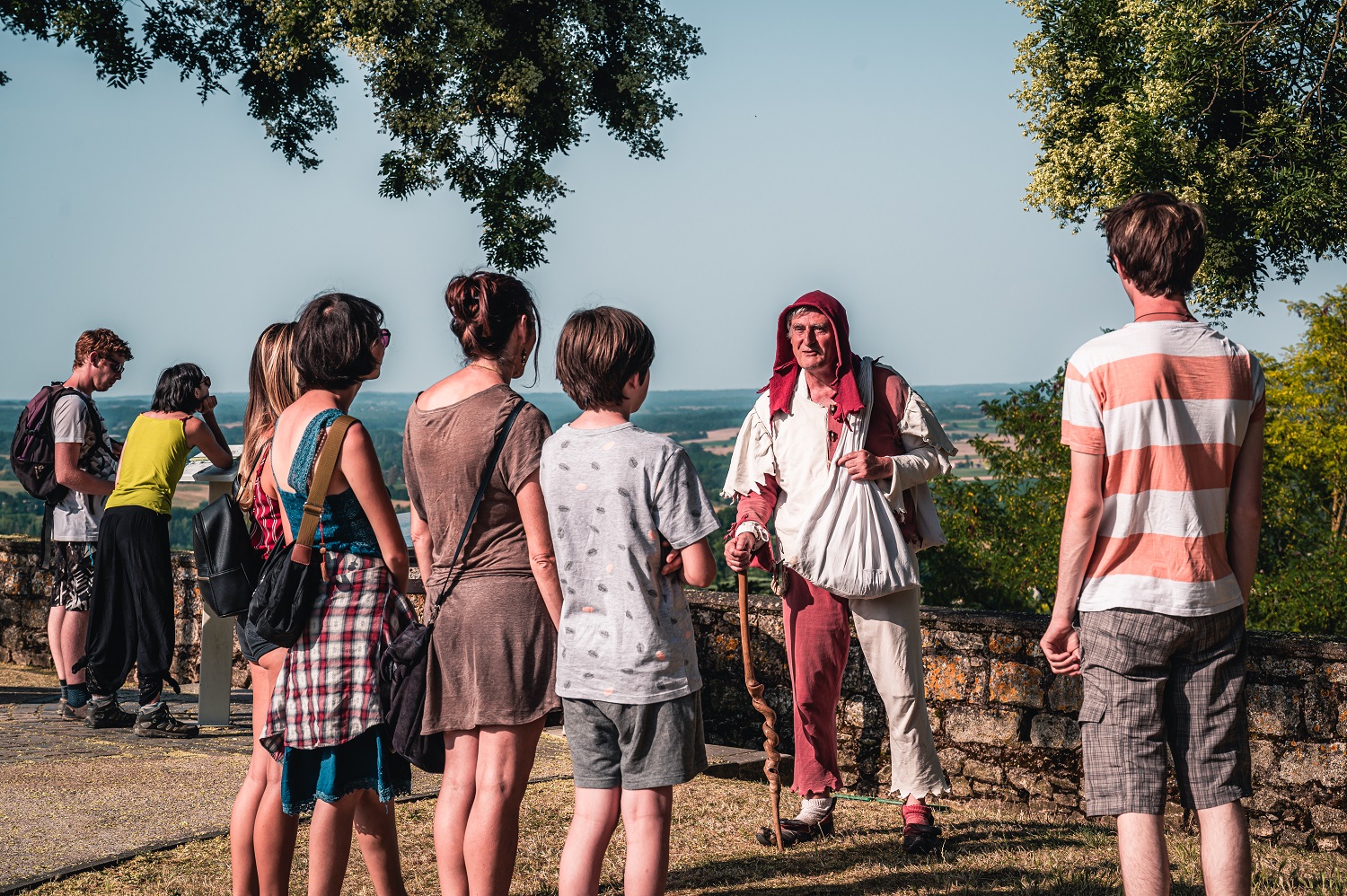 Visite spectacle de la bastide de Monflanquin avec Janouille la Fripouille