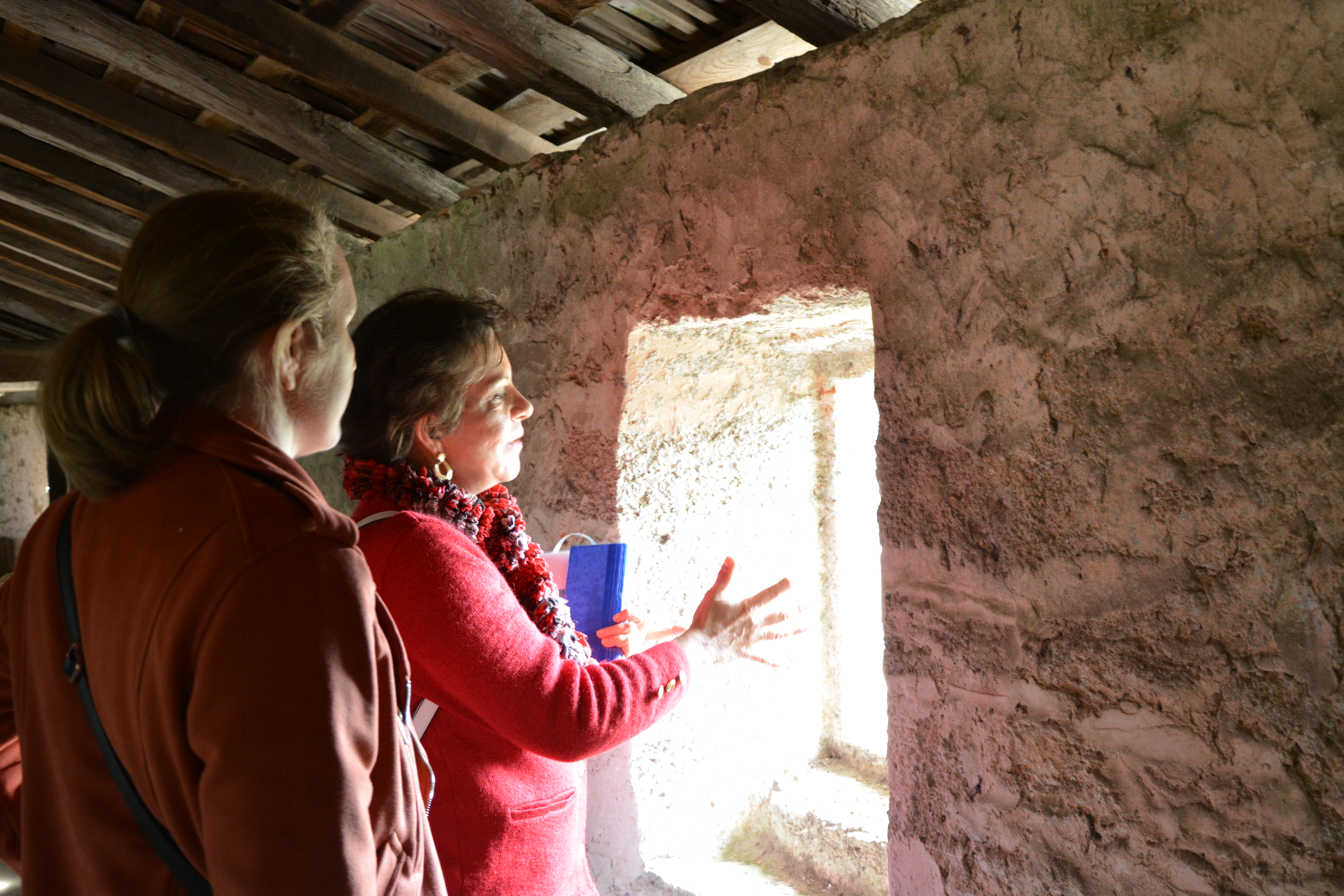 Balade autour de l'église et château-fort de Lesgor avec Caroline