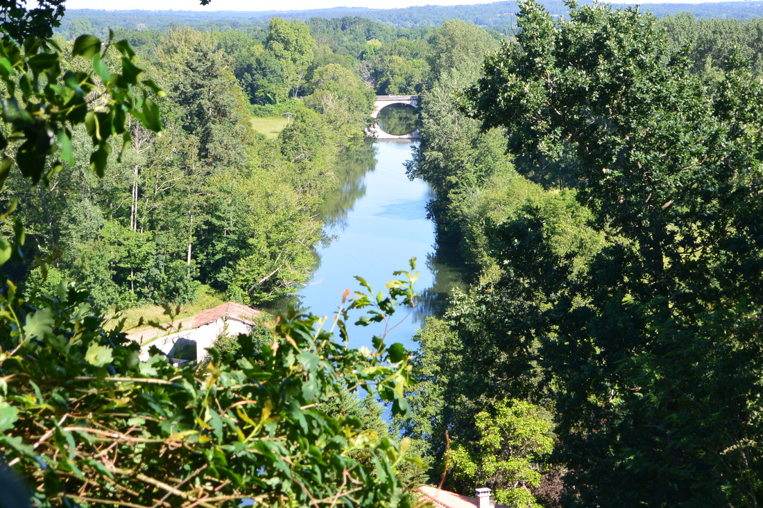 Pêcher sur la Dronne aval en bateau : Parcoul - La Roche Chalais en canoë ou barque sur le biefs