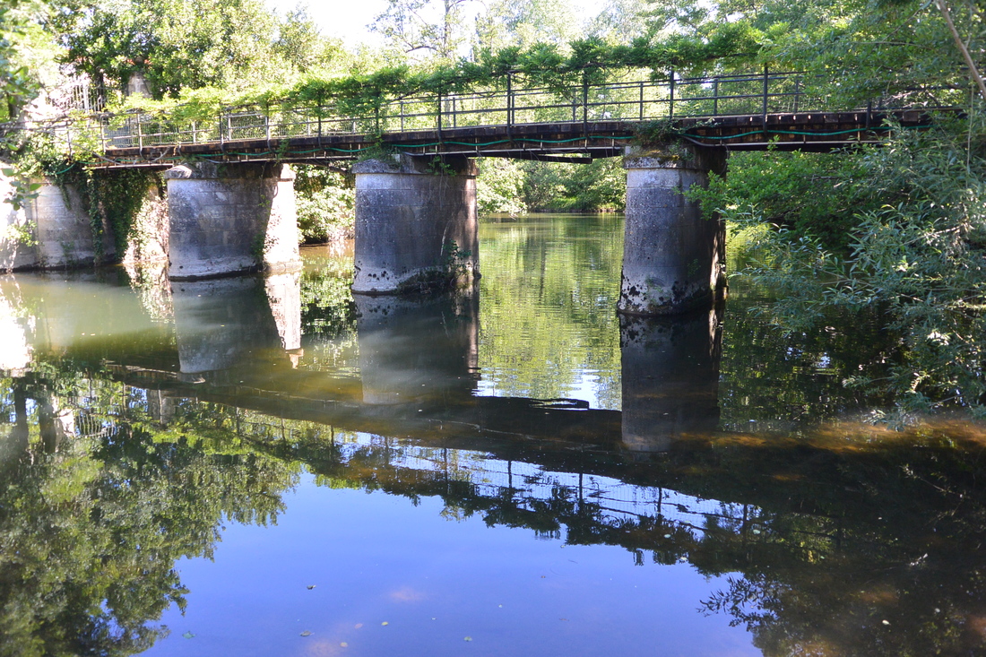 Pêcher sur la Dronne aval en bateau : Parcoul - La Roche Chalais en canoë ou barque sur le biefs, Parcoul-Chenaud