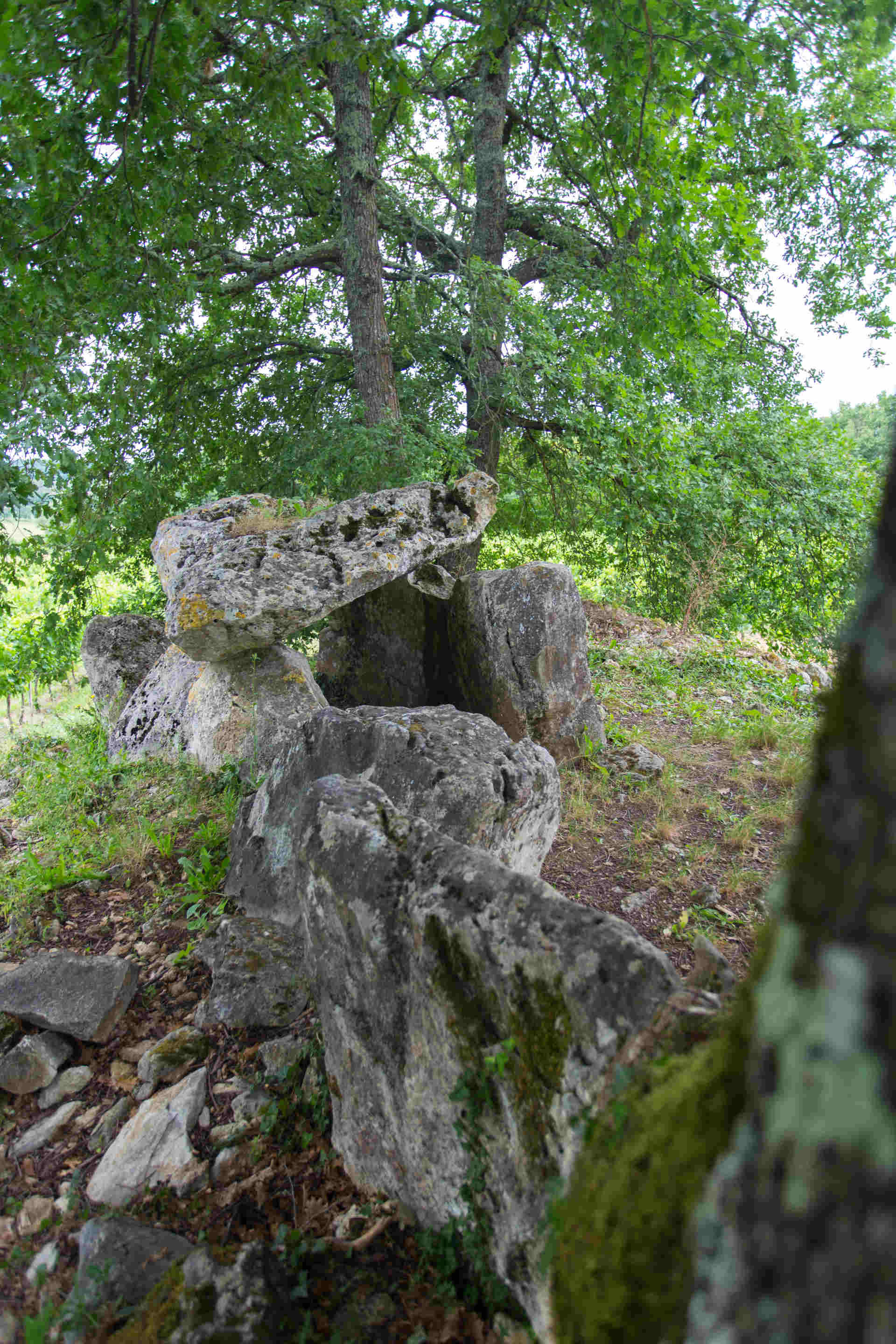 Dolmen de Curton, Jugazan