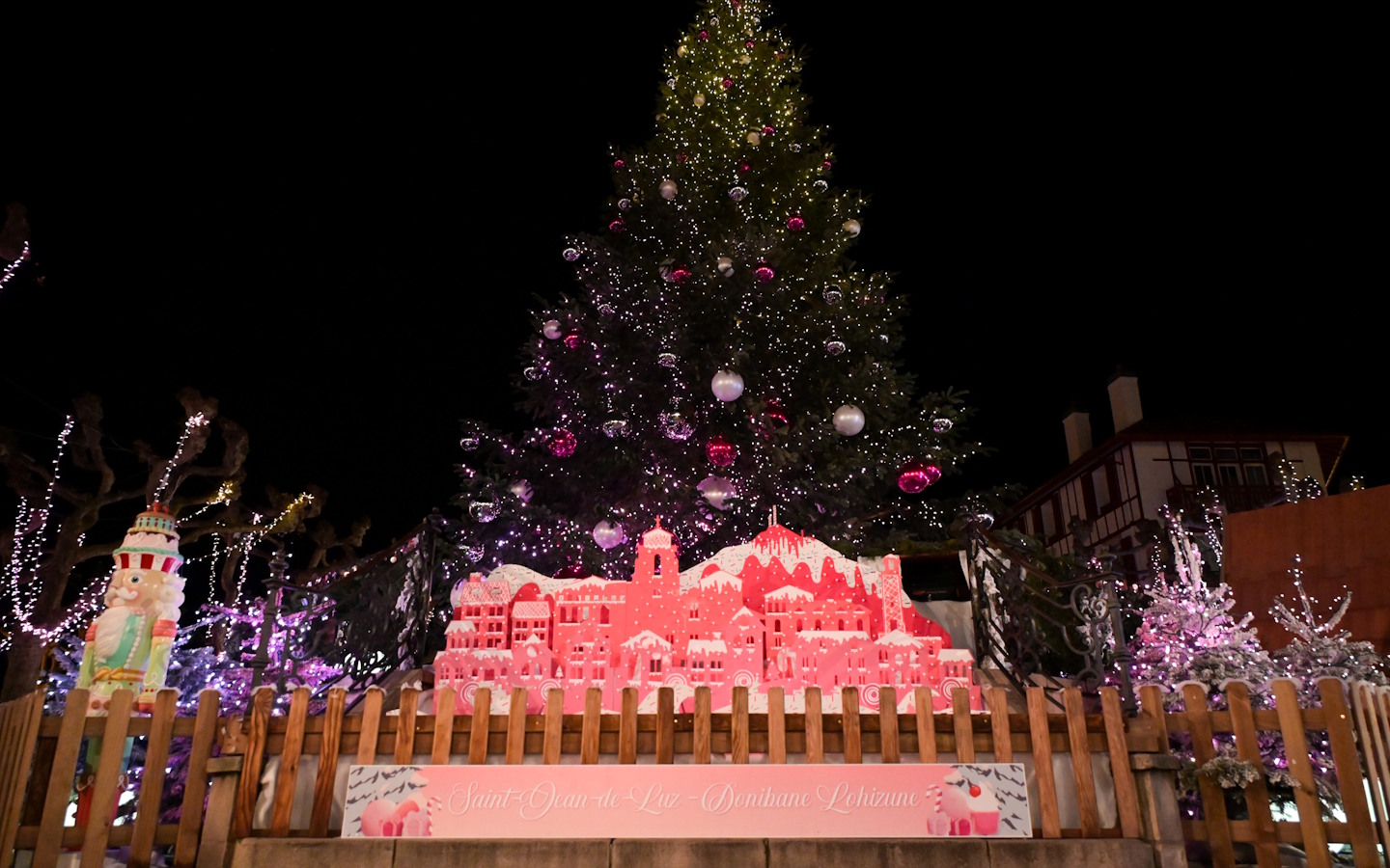 Le sapin féerique :“Un Noël gourmand et multicolore”
