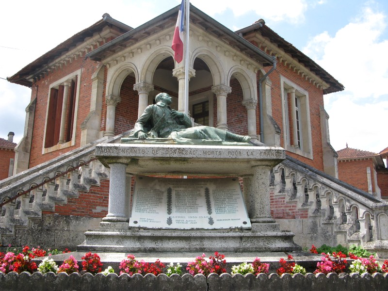 Aire de stationnement de Donnezac