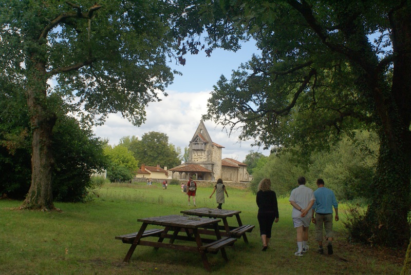 A Belhade, un château, une fontaine guérisseuse et un arbre magique