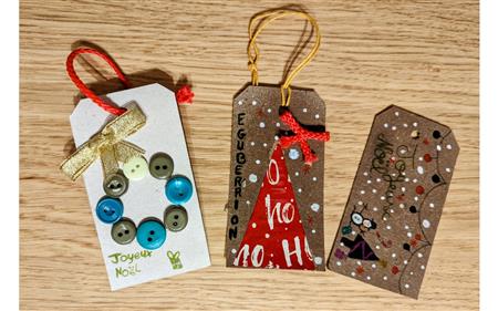 C'est Noël à Ciboure : Confection d'étiquettes cadeaux...... C'est Noël à Ciboure : Confection d'étiquettes cadeaux......