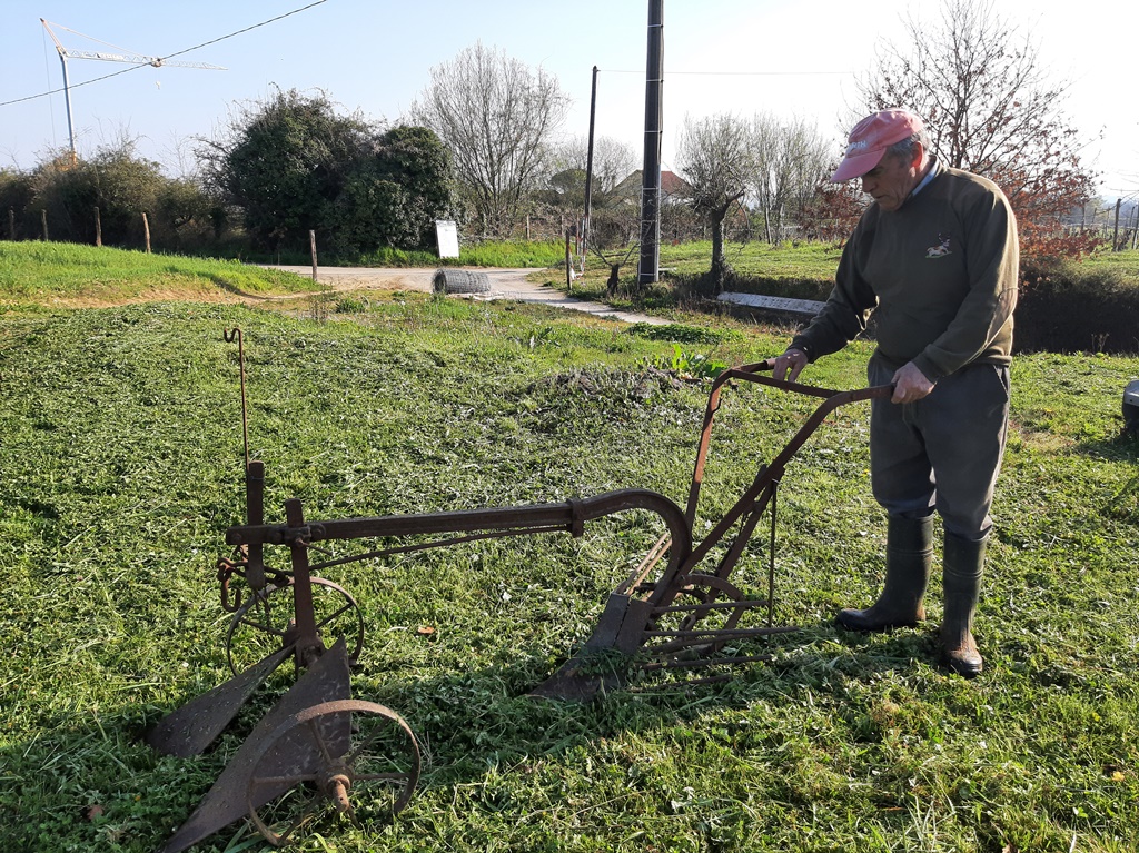 François vous fait découvrir le travail de la vigne avec ses outils d'antan, Lahosse - photo 3