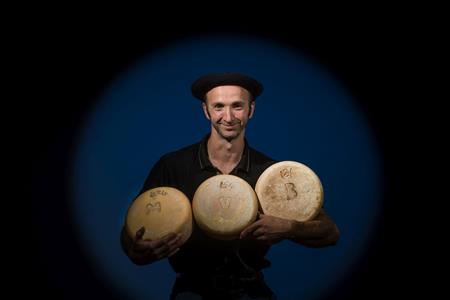 Démonstration de fabrication de fromage par un producteur Démonstration de fabrication de fromage par un producteur