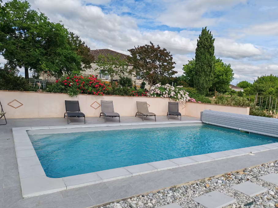 Gîte à la ferme avec piscine au cœur des vergers