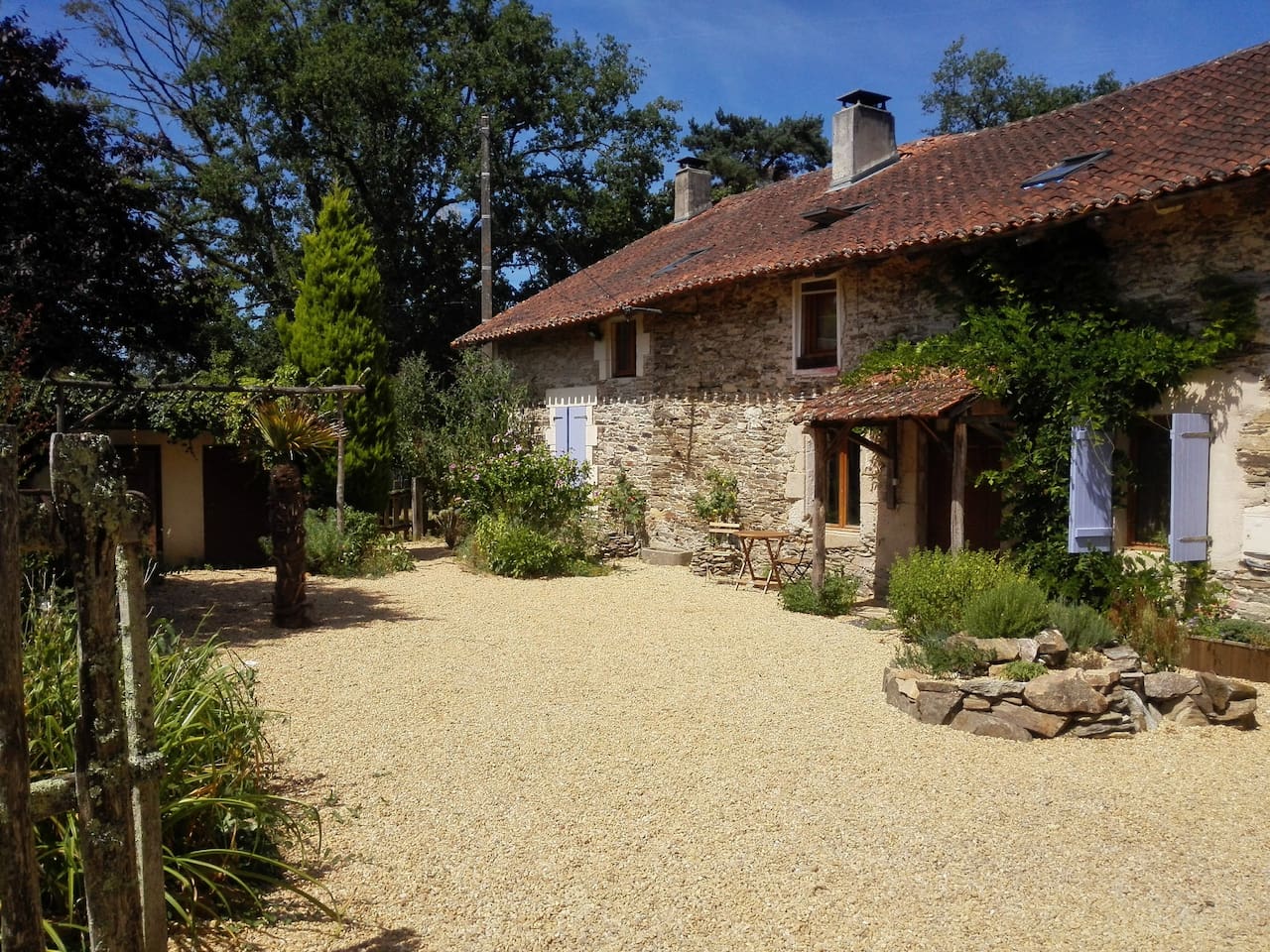 Mme Charlotte-Emily MILLS - M. Alex RUSSEL