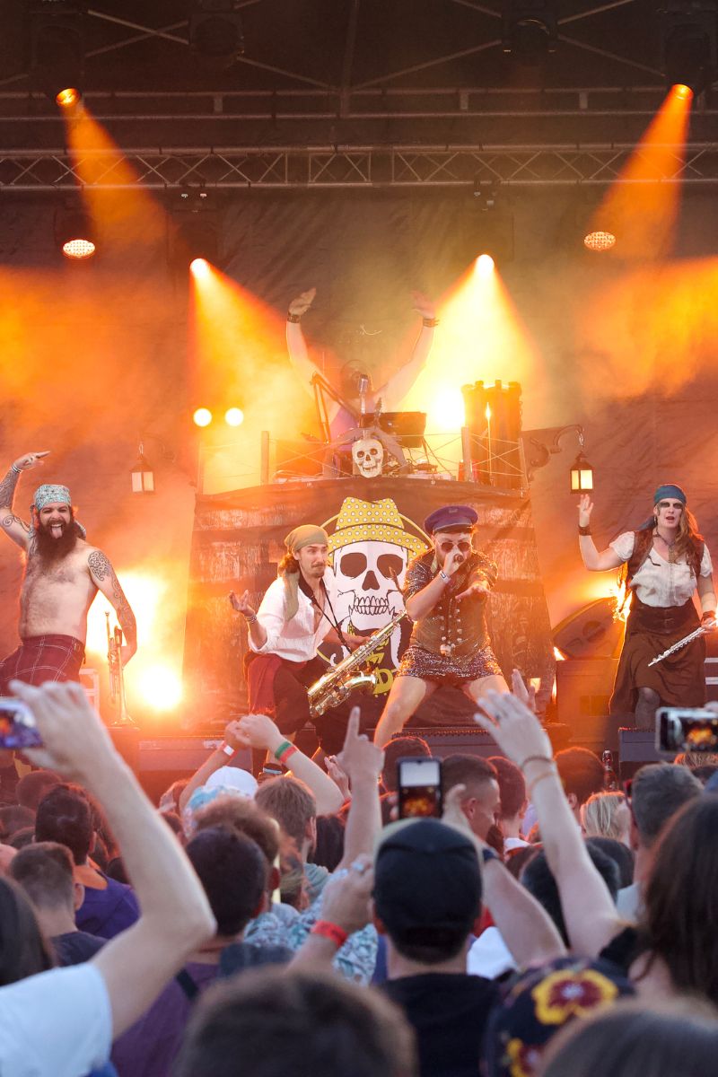 Festival au Village - Golden Parachute - Concert Turbo Pirate Party