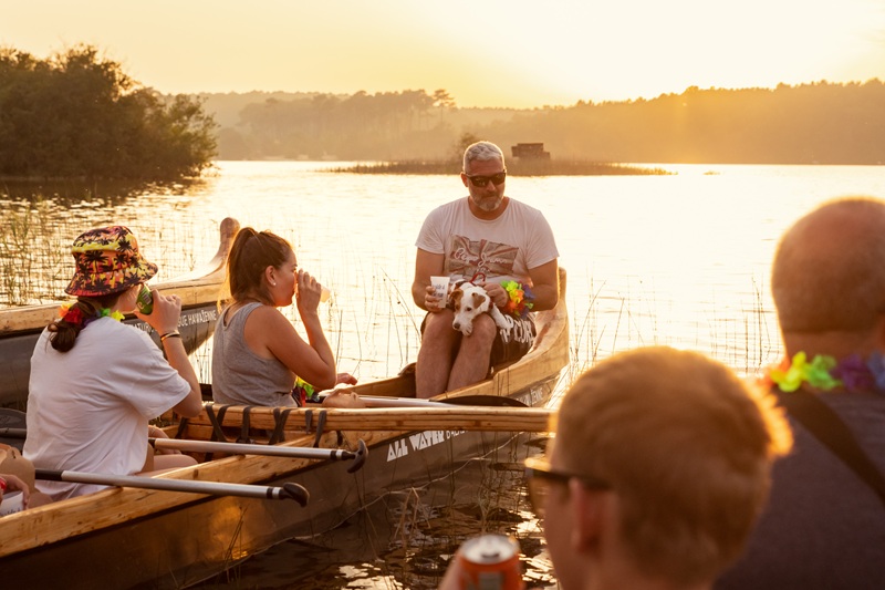 Pirogue hawaïenne au coucher du soleil avec apéritif — visuel événement