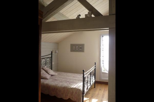 Ancienne ferme restaurée sur un grand airial avec piscine sécurisée, dans un environnement calme et naturel. Capacité 10 personnes, Parentis-en-Born