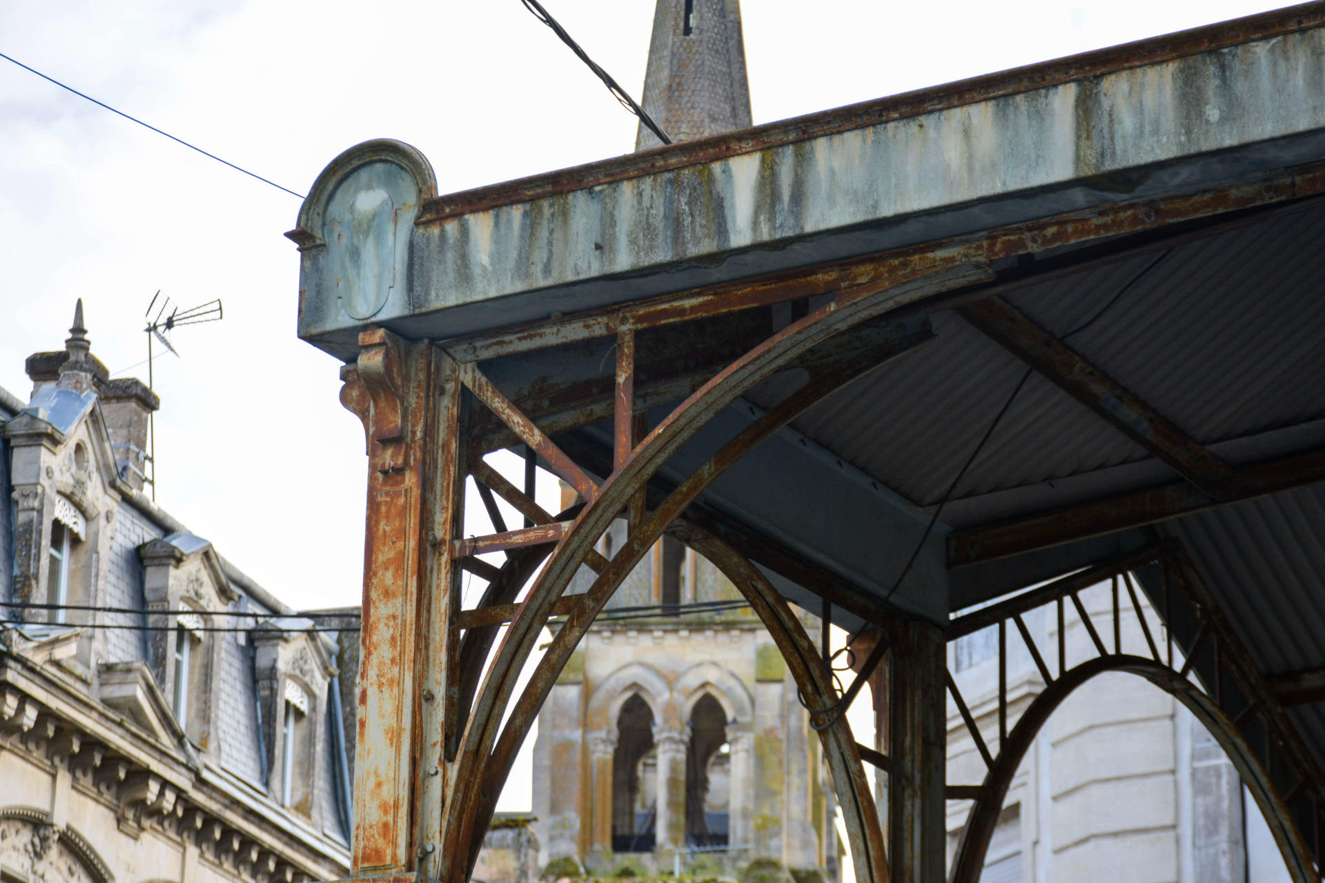 Halle de Branne, Branne