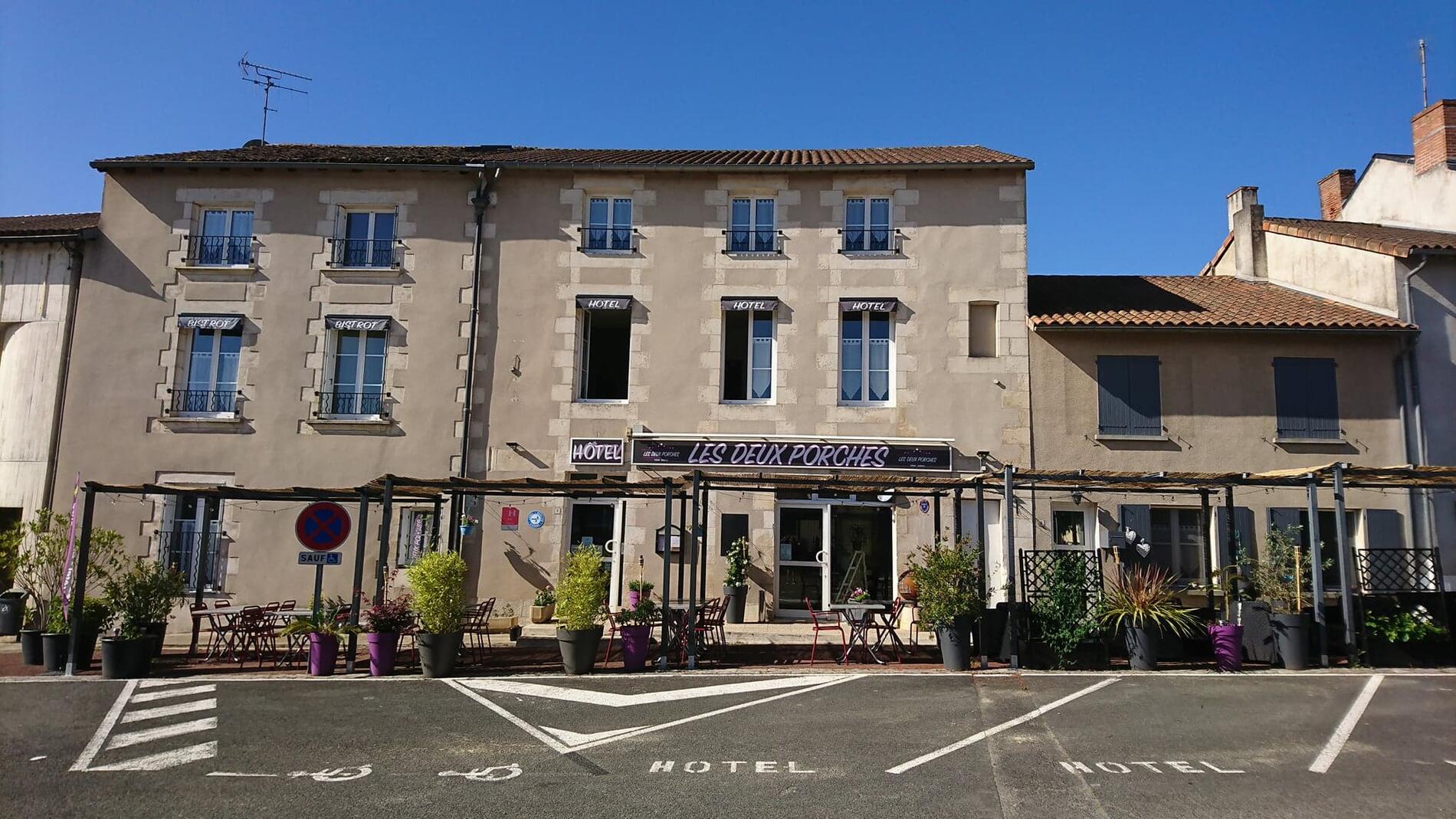 Les Deux Porches