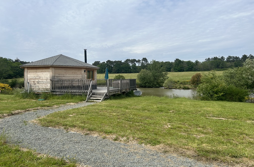 Les loges du temps | Kota finlandais en bord d'étang, Lunas