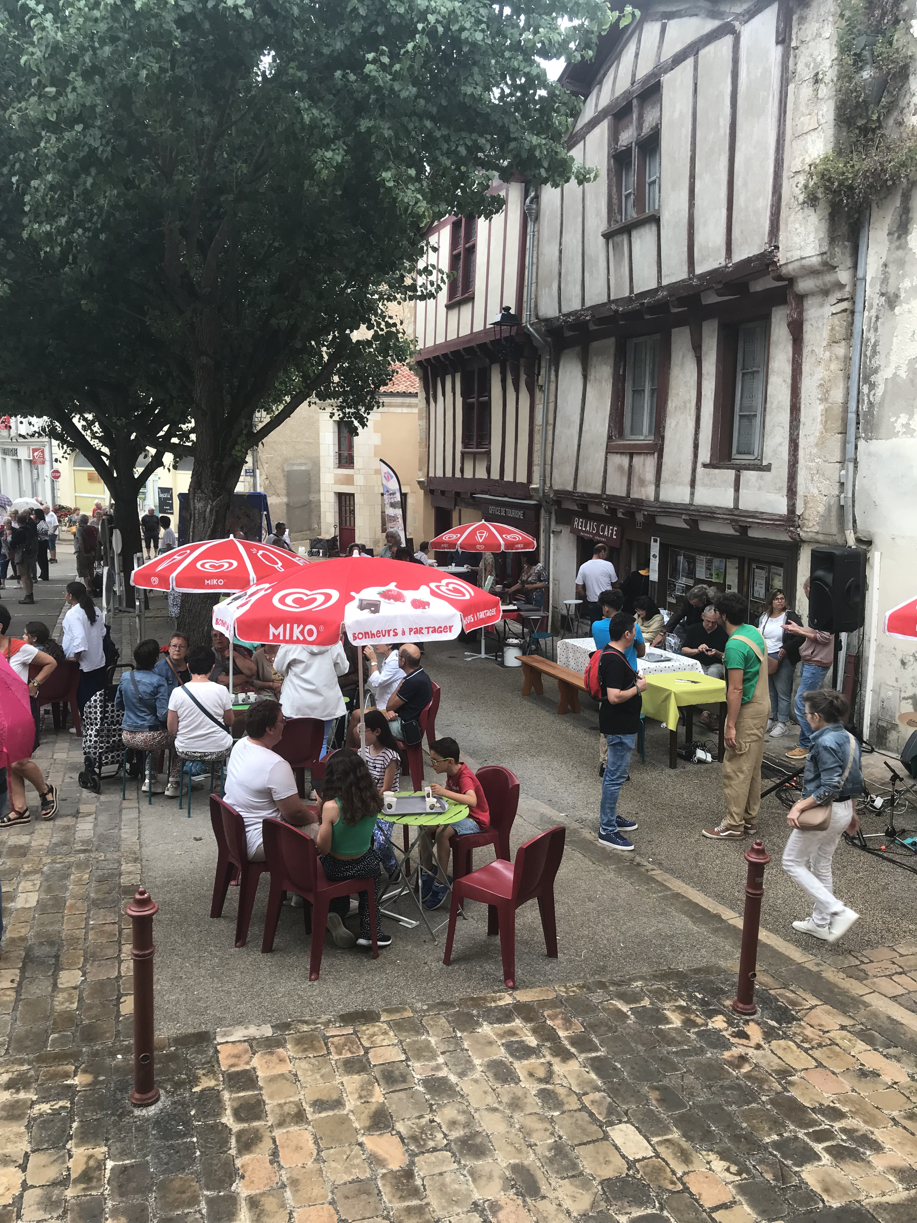 Marché hebdomadaire d'Airvault (samedi matin) - photo 3