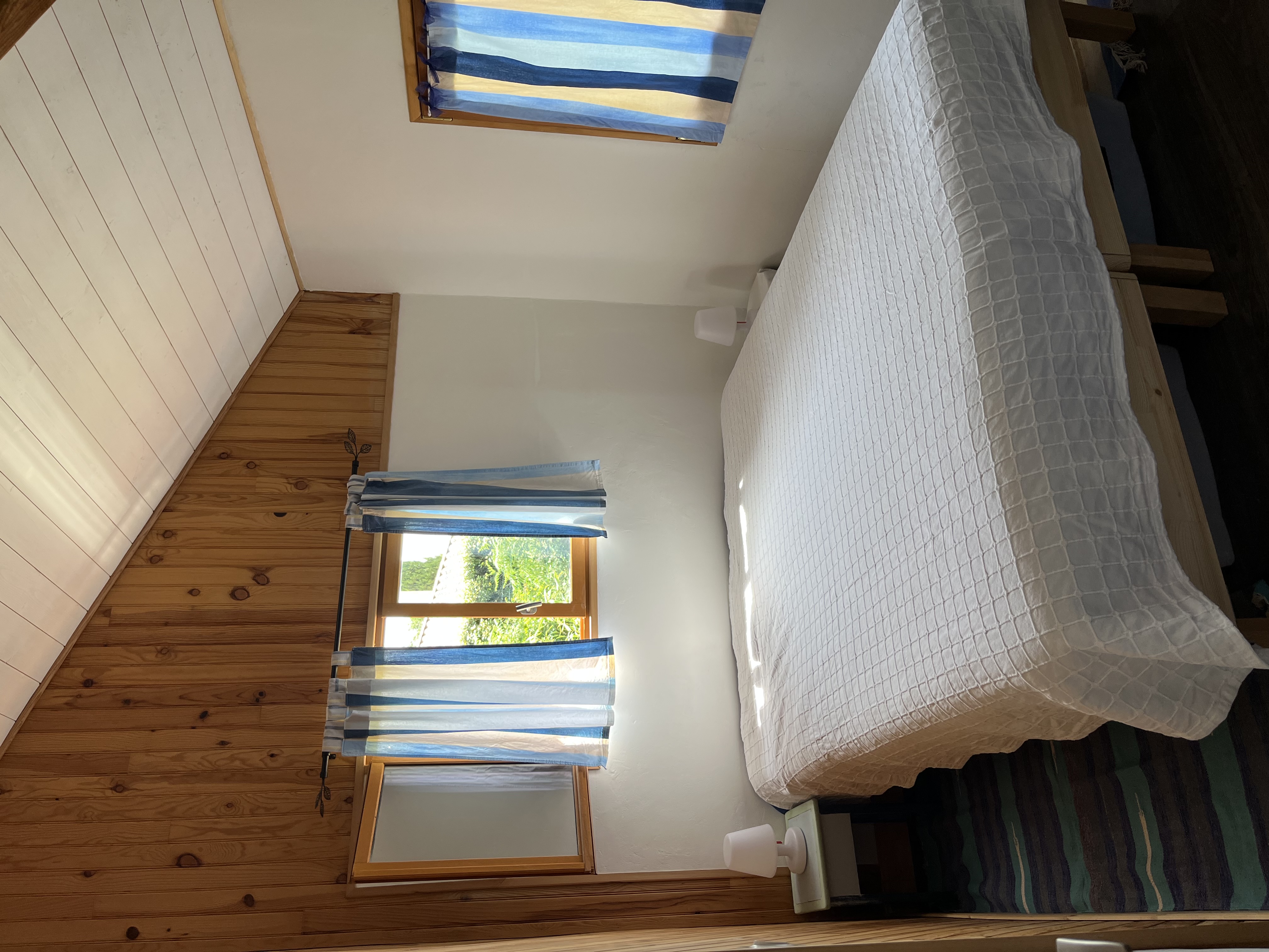 La petite cabane bleue planquée dans la prairie, Le Porge