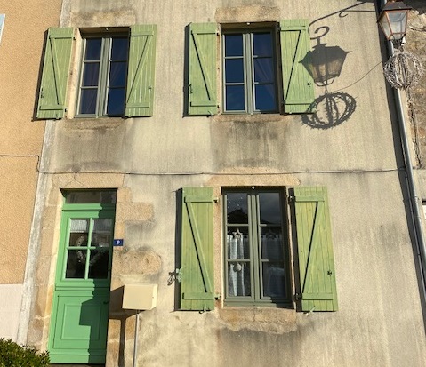 La grande maison de ville verte