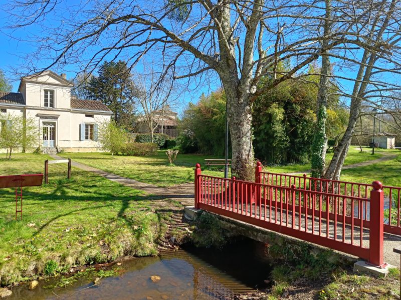 Aire de pique-nique et aire de service vélos de l'Arboretum d'Uzeste