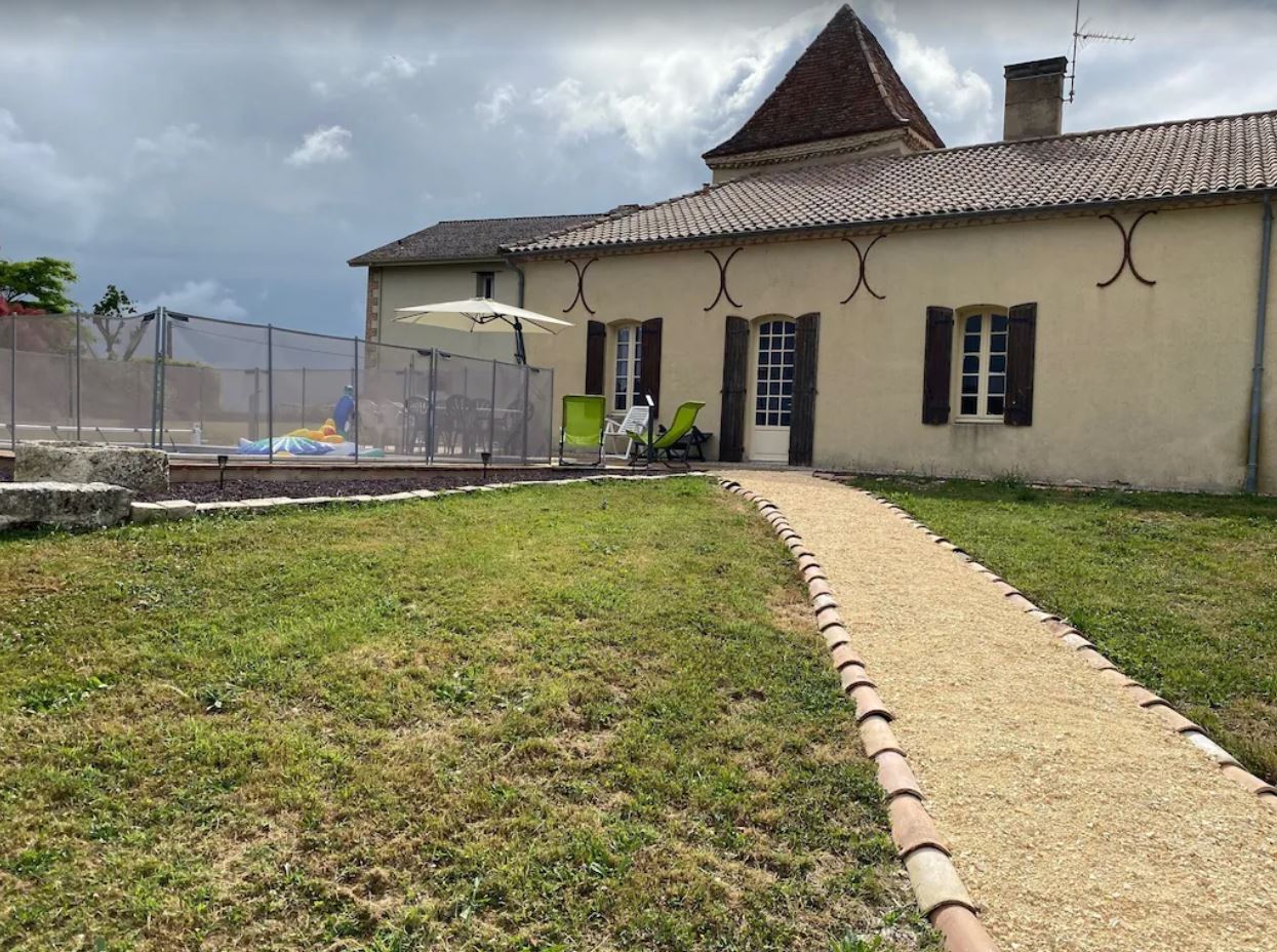 Meublé Carrou, Coulx