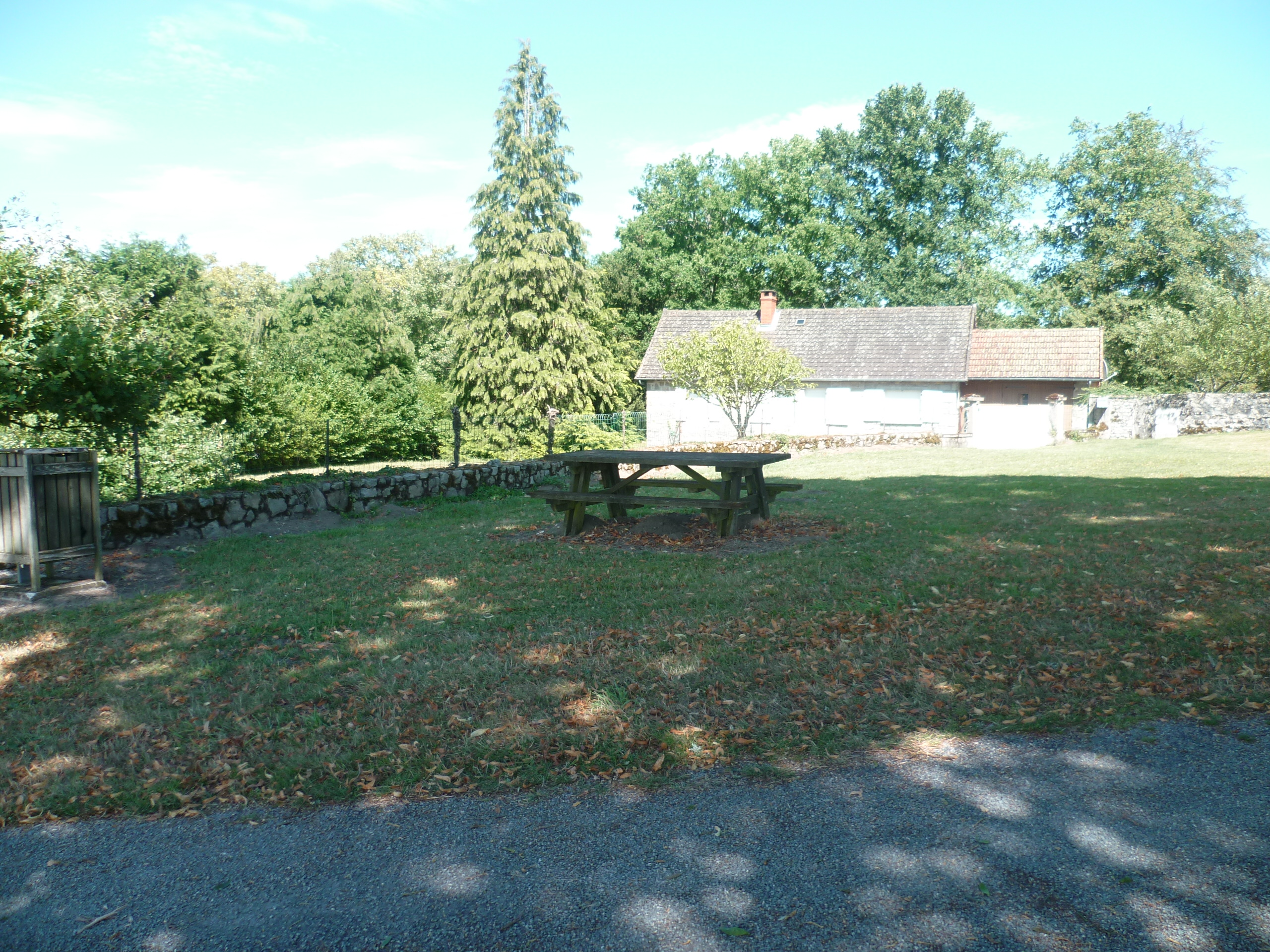 Lupersat (Place des Tilleuls) : Aire de pique-nique — photo 2