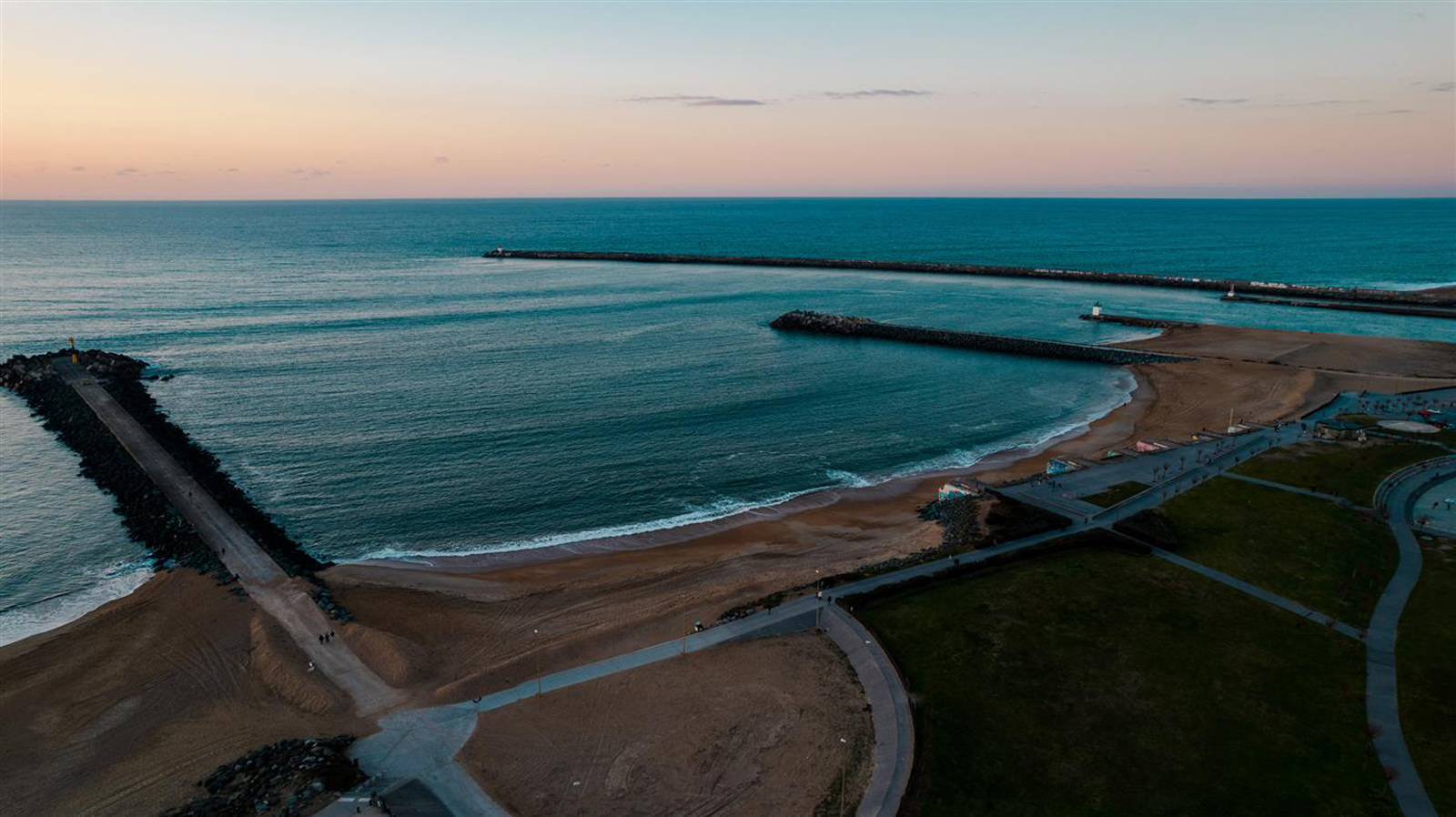 Agrès sportifs face à l'océan