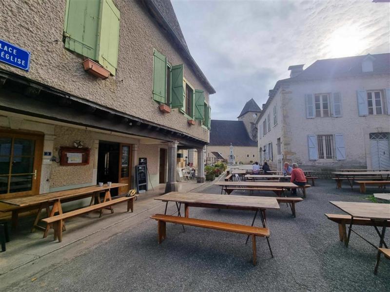 Сериал порнографияда ойнаған актрисаларға байланысты. Үлкен сиськи бар ит стиліндегі секс